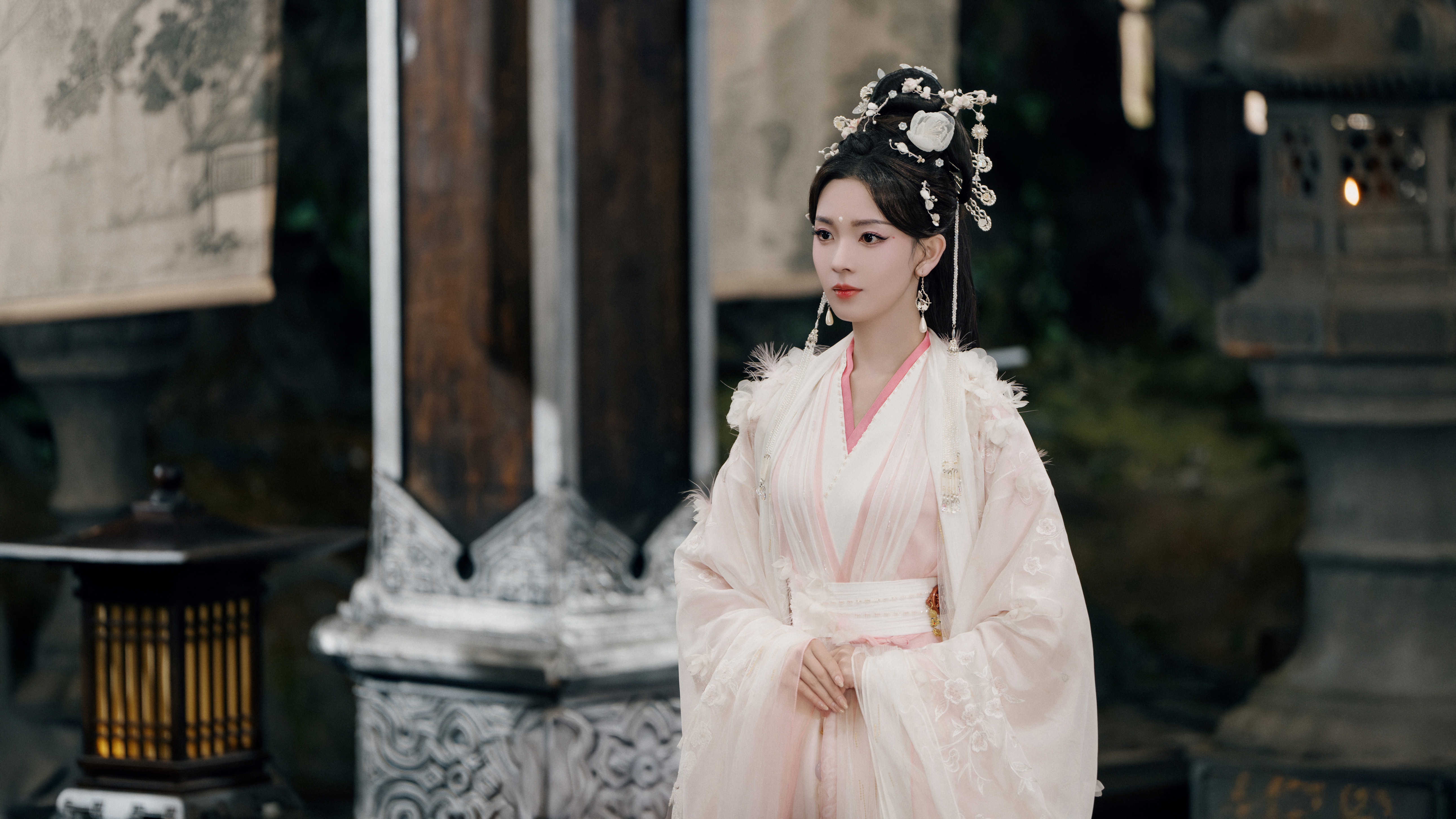 这套真的好漂亮哦！！！出席葬礼鬓边白花眉间白花钿都是小细节～～～《水龙吟