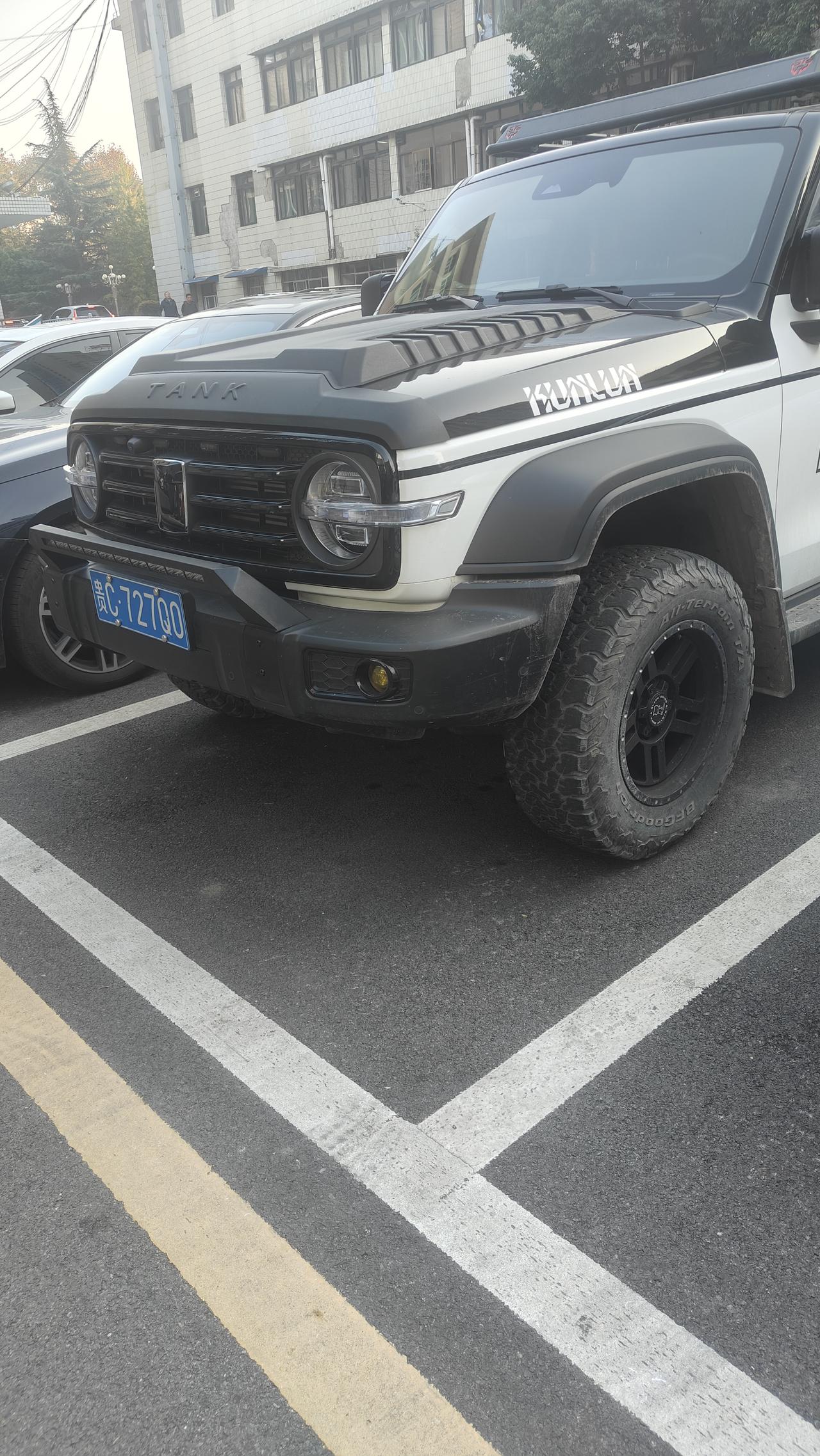 旁边是轿车底盘这是坦克300底盘差距也太大了吧这通过性也太强了