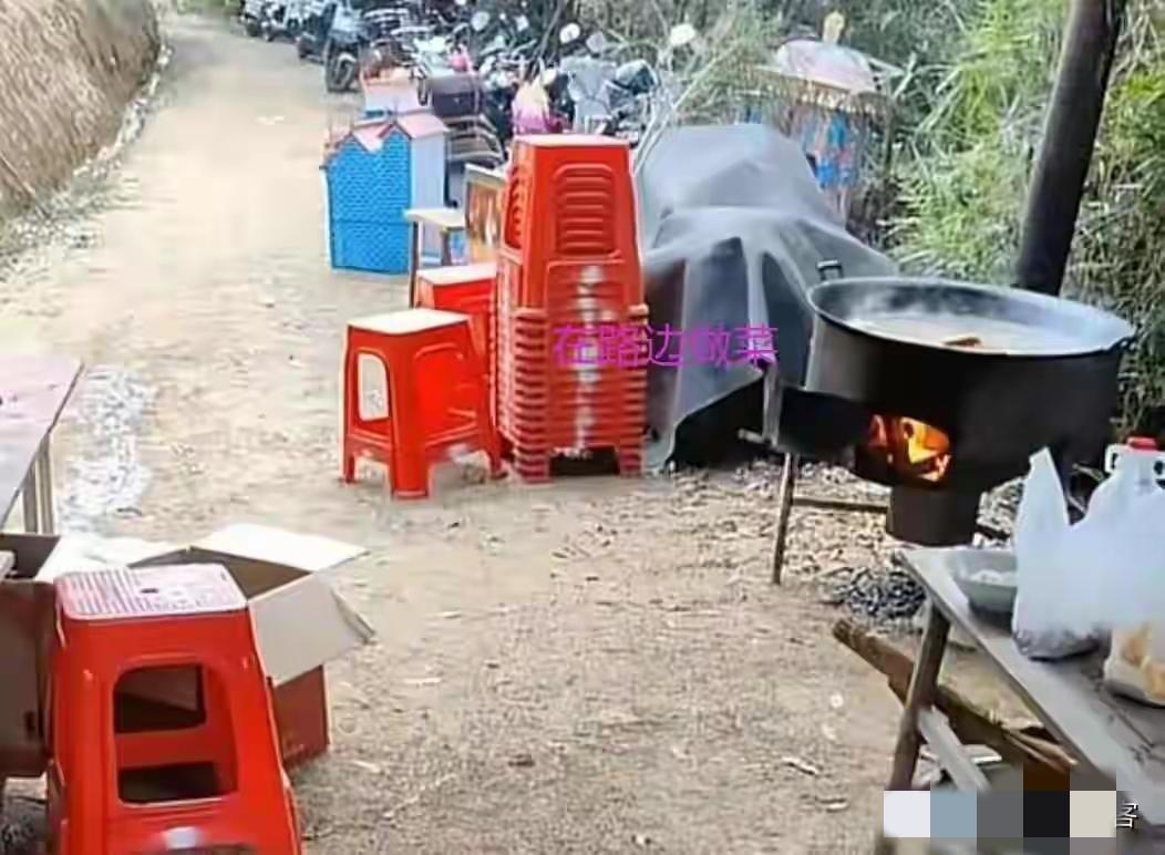 广西农村办丧事没人帮？正午开不了席，路边搭灶凑活，这人情淡得让人心寒！在外