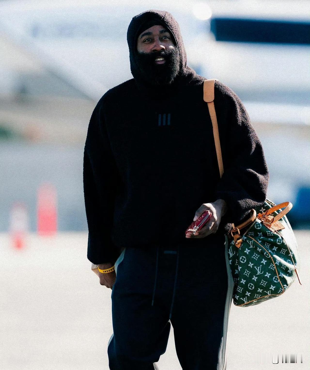 今天快船全队出发盐湖城，开启三连客！明天伦纳德和邓恩均可出战。爵士队官宣马尔