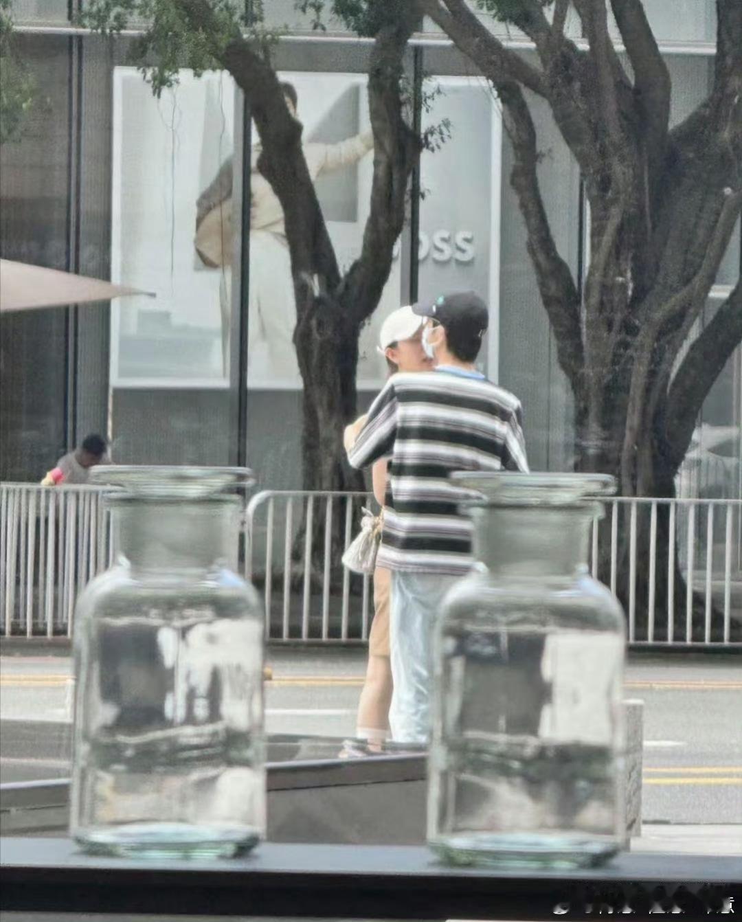 40岁许嵩和女友冯禧在深圳街头约会被偶遇，两个人牵着手，甜蜜拥抱，看起来好恩爱！