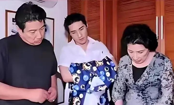 这是晚年定居上海的张灵甫遗孀王玉龄，与儿子张道宇及孙儿张允泽的一张合影，三人正在