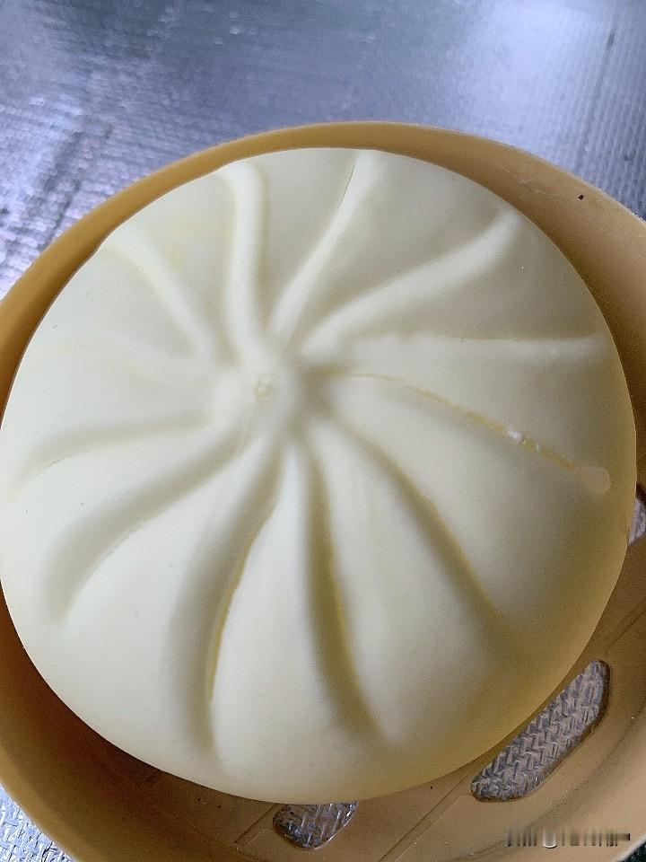 无锡不知道有多少家做大包子的，据我所知的有点名气的就在下面鸿运大包园园包子