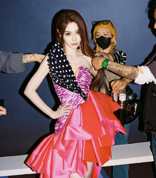 Angelababy瘦成了一道闪电，根本看不出是生了孩子的妈，说她20岁都有人相