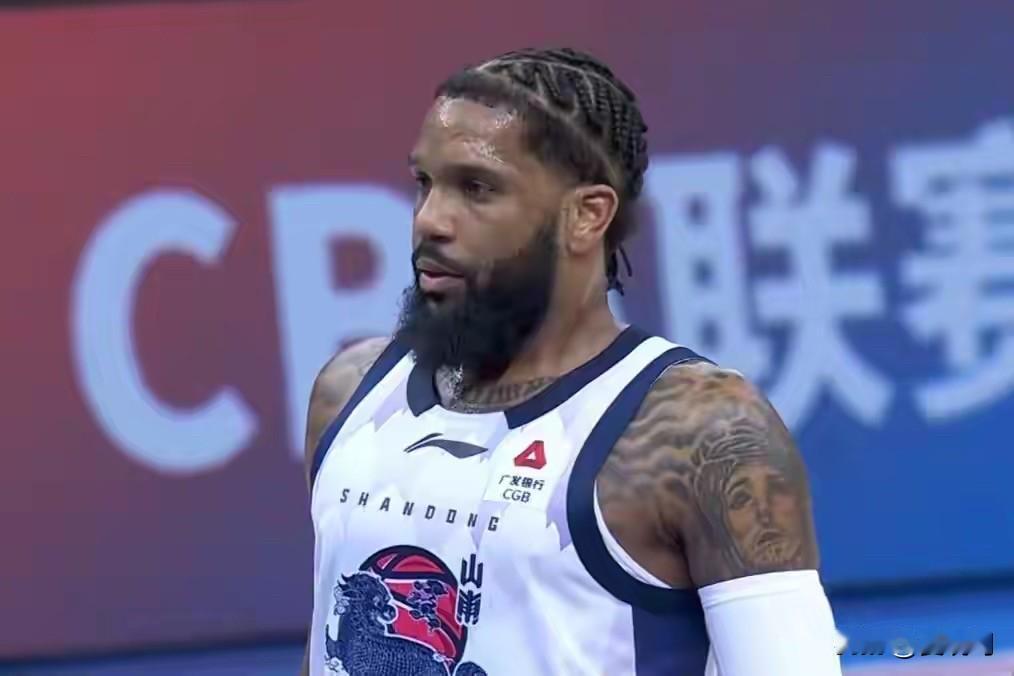 平心静气，客观地说一句，山东男篮换掉鲍威尔吧，也为季后赛考虑一下。季后赛的对抗和