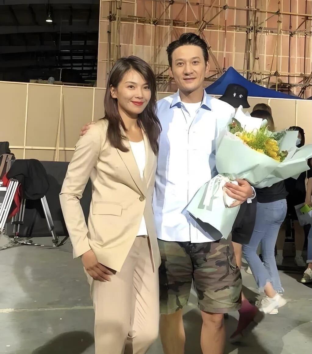 刘涛被其他男演员这样搂着，她老公看到了难道不生气吗？这一位男演员，手捧着一束花，