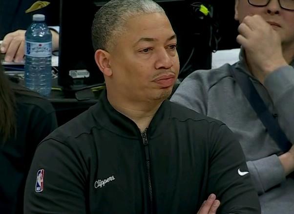 年轻人狠狠地给泰伦卢上了一课：在快船客场挑战猛龙的比赛中发生疯狂一幕：由于主