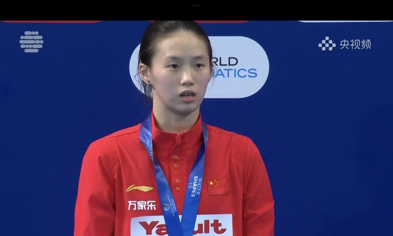 07月31日，陈芋汐自己哭得像个小孩一样，但她和小师妹谢佩铃拥抱时，突然化身为大