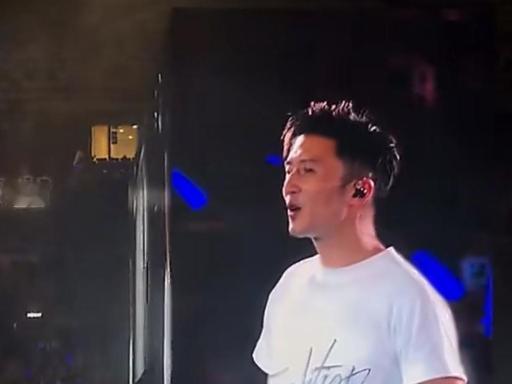 5月30日鸟巢数万观众亲眼见证内娱最干净的爱情，谢霆锋在万人舞台唱歌中途，突然精