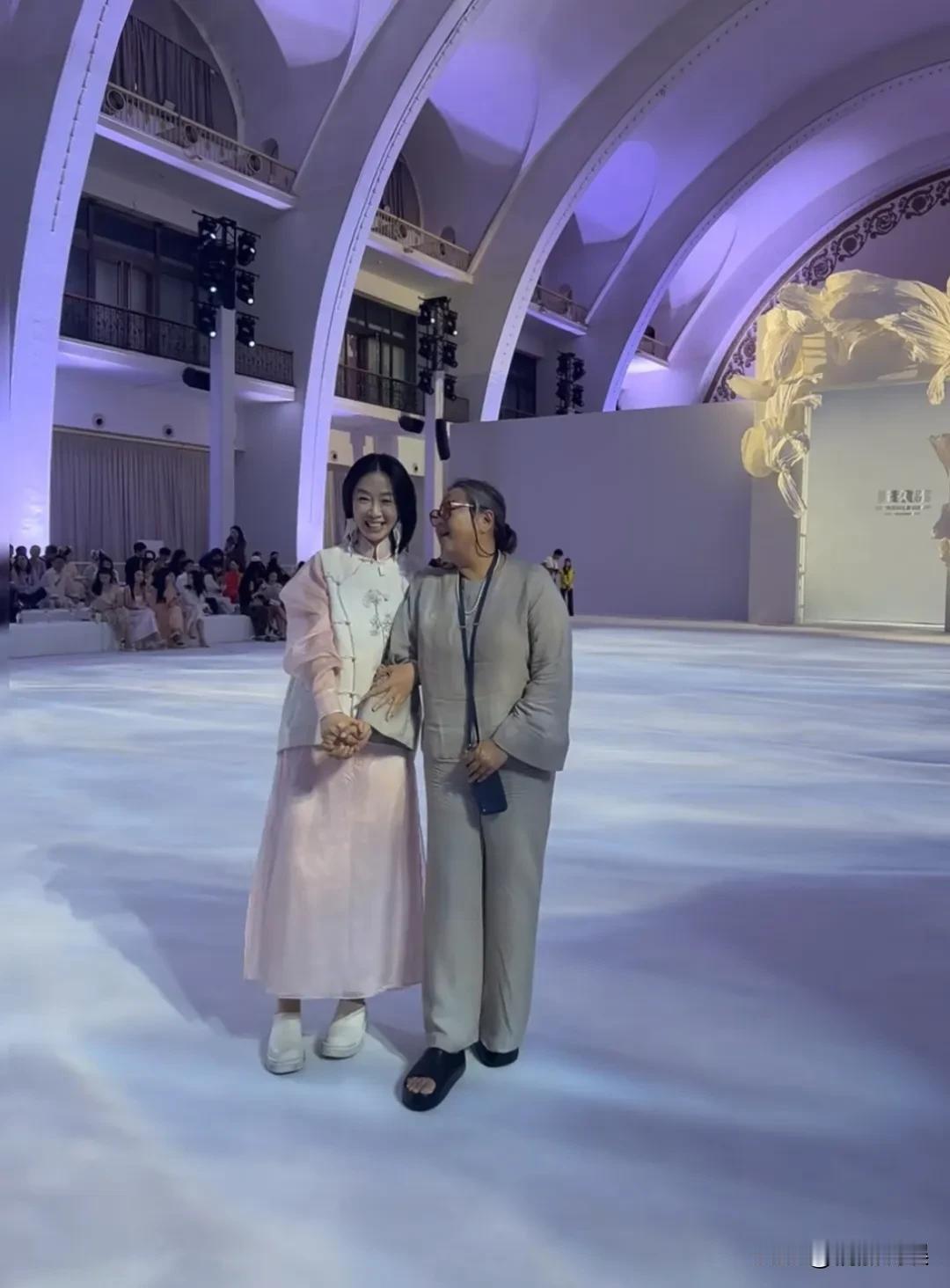 洪晃，应该是设计界松弛感最足的时装设计师吧！65岁的她现身北京时装设计周，穿着