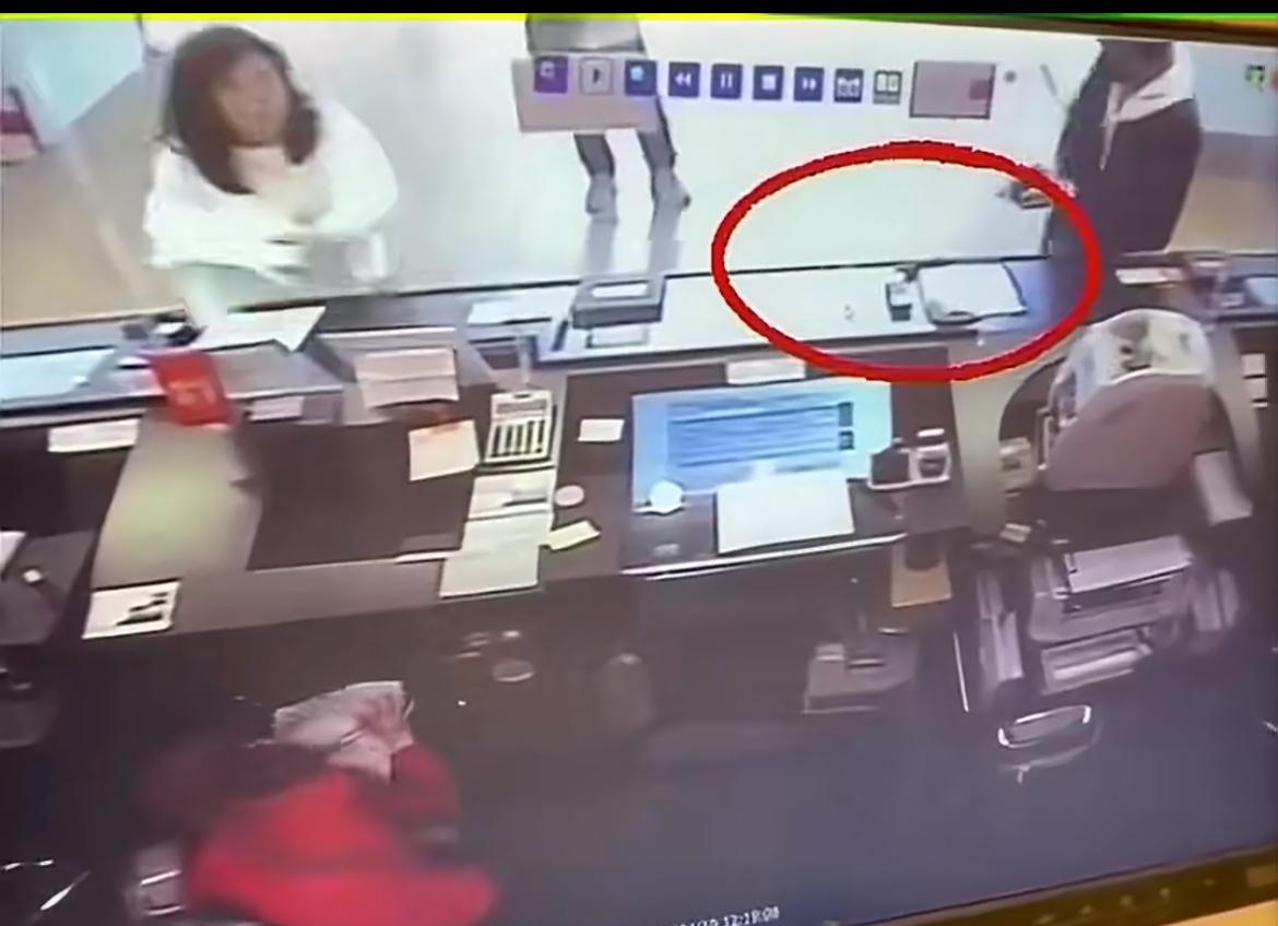 香港一男子持枪抢劫银行，劫得3.6万港币，骑自行车逃跑。事情发生于4月