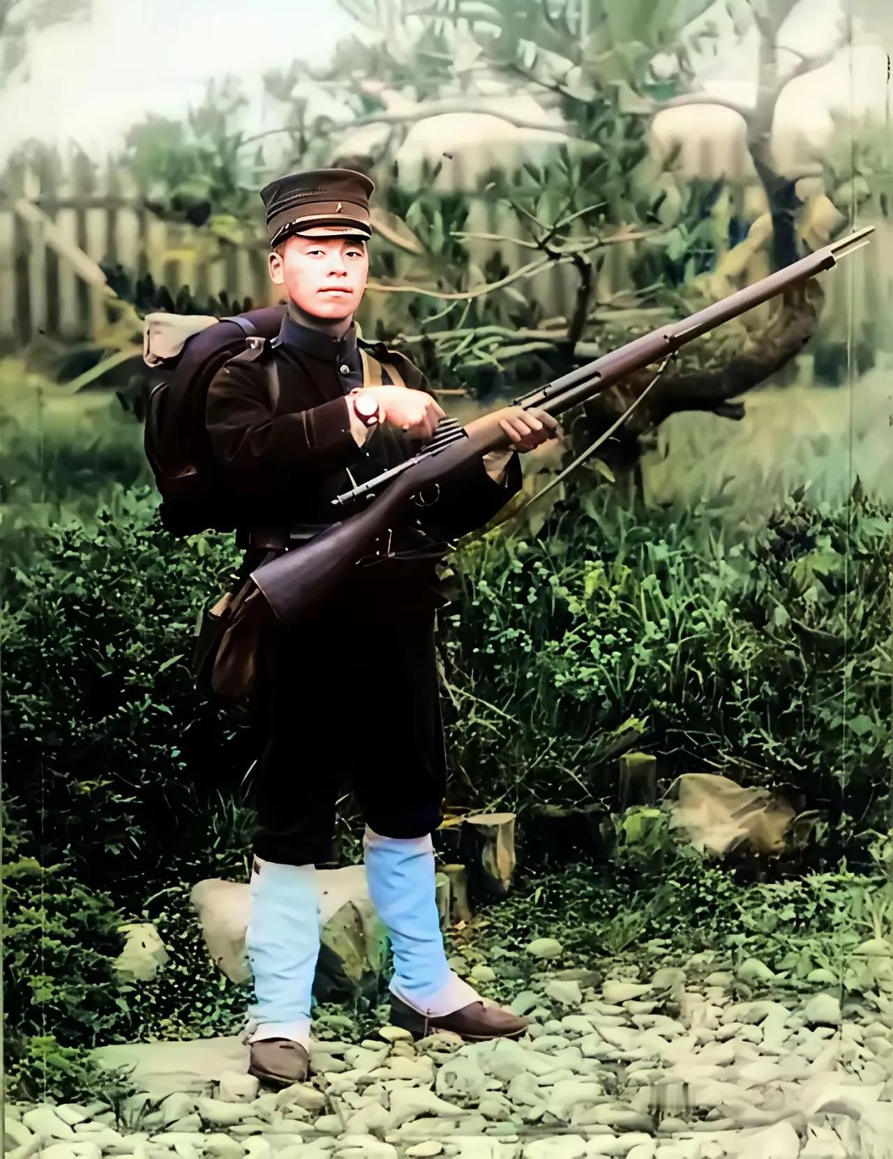 最早的日本鬼子，大家看1905年一名日本兵拿着三十年式步枪压子弹，腕上还戴着手表