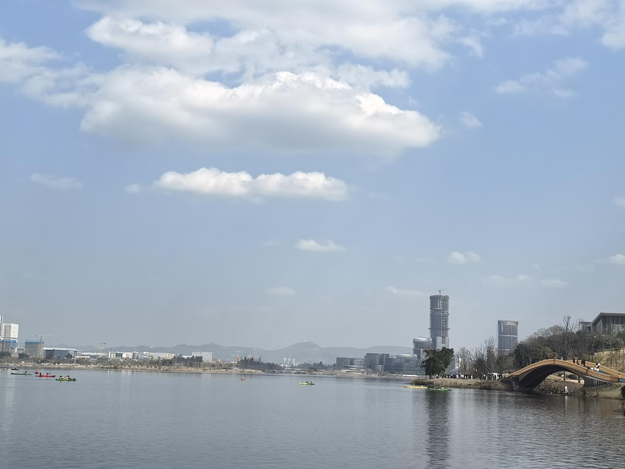 分享我这周有趣的事：有二年没去成都兴隆湖了，昨天去看人气起来了，还增加了游船等娱