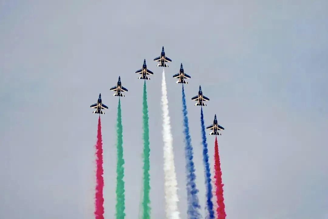 换装中国生产的L15“猎鹰”高级教练机之后的阿联酋空军“骑士”飞行表演队在迪拜航