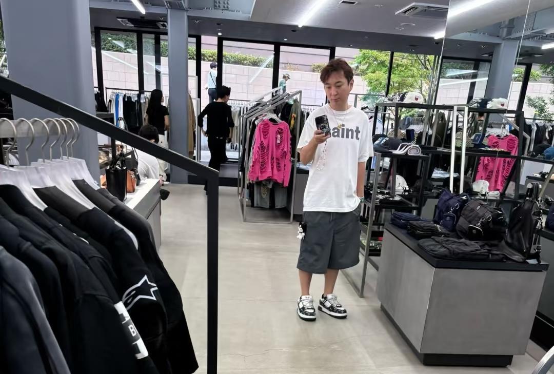 有网友在日本服装店偶遇王思聪，他难得一个人逛街！没有见到他女朋友懒懒，不过他本人
