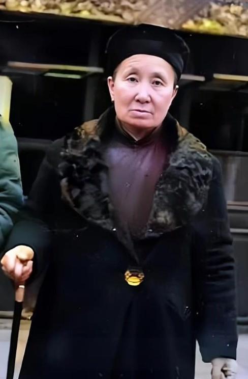 1950年的河北保定，监狱里关着个特殊犯人。抗日时她是家喻户晓的“赵老太”，