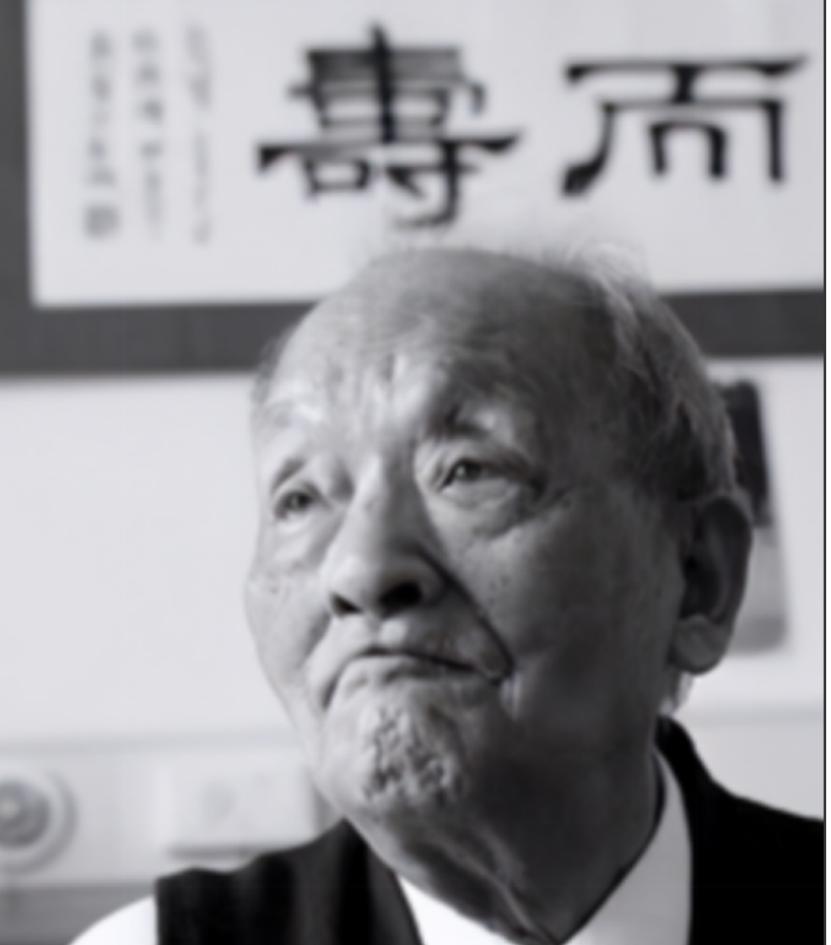 1957年深秋的武汉，长江边的会议刚散场，毛主席突然停下脚步，目光扫过随行人员：