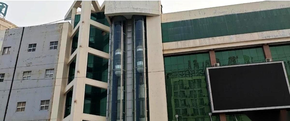 那个楼，现在就那么空着。除了胖东来，谁接谁死。之前的大商不是来过吗？仗着老胖那