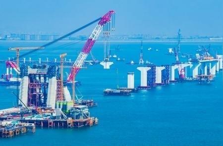这算不算是顶级阳谋？整座大桥按照高速公路的标准建设，跨海部分是八车道，限速定在每