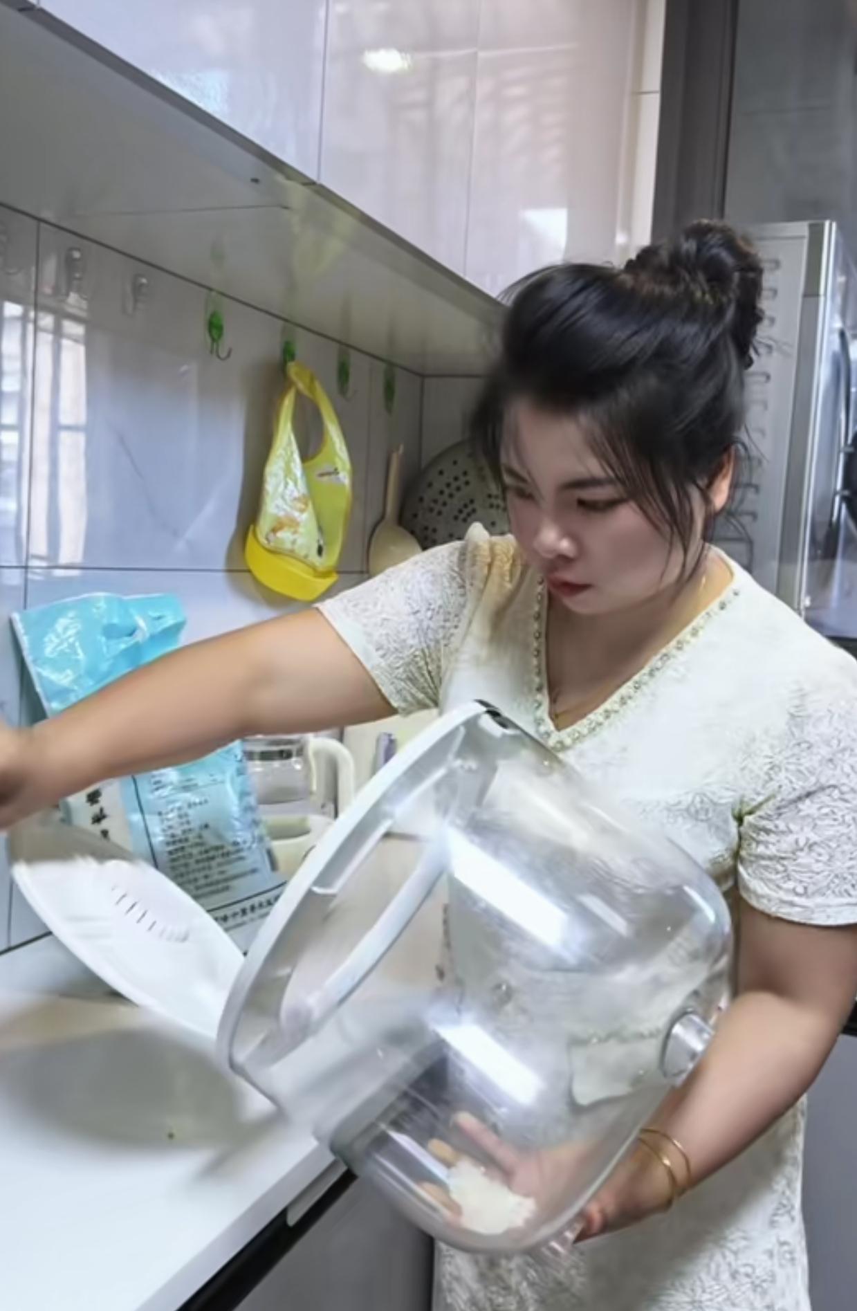 农村小英子的话我就读不懂了！真的是这样吗！农村小英子家没有米了，她说她们家的米