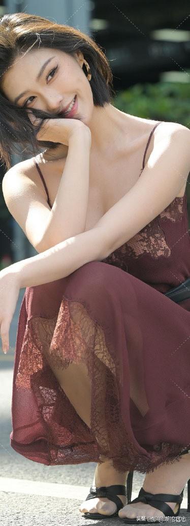 一袭长裙的御姐型美女，那气场简直绝了。就说穿搭，黑色丝绒包臀紧身长裙配黑色缎面吊