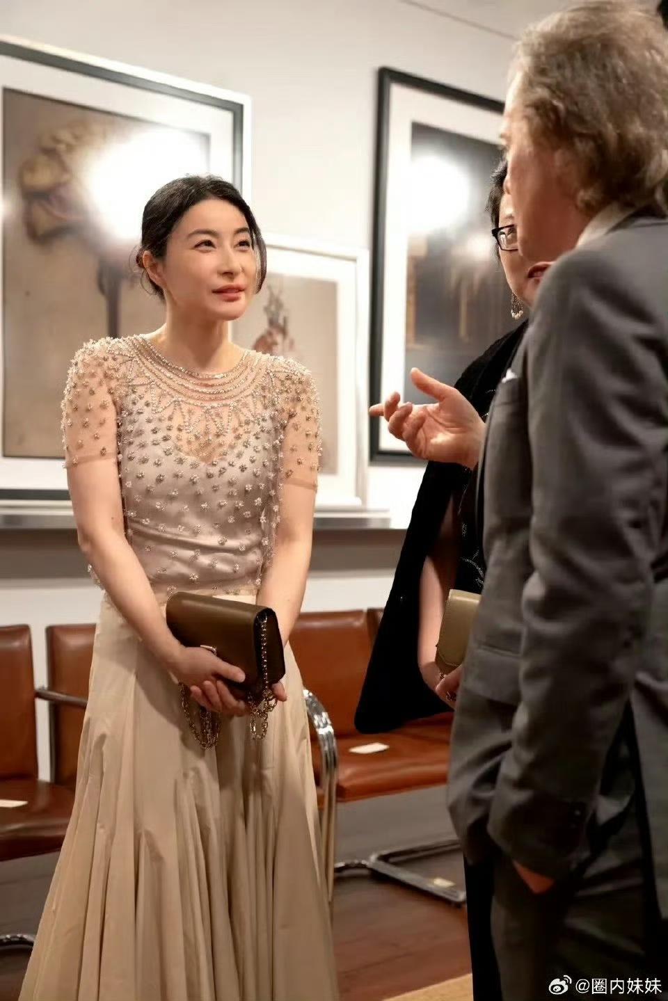 郭晶晶平时不爱打扮，但一打扮起来整个人变得惊艳有气质，笑眼弯弯，时尚表现力也越来