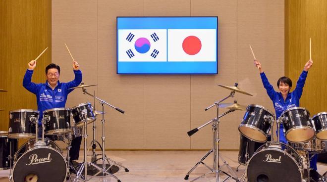 高市早苗与李在明一起敲架子鼓，网友点评一针见血，中方不得不防！高市早苗没有按惯例