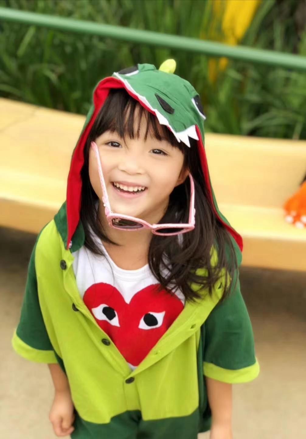 说起我家的孙女，她可是我家的开心果。孙女在北京生活，活泼可爱，聪明伶俐。她开心快