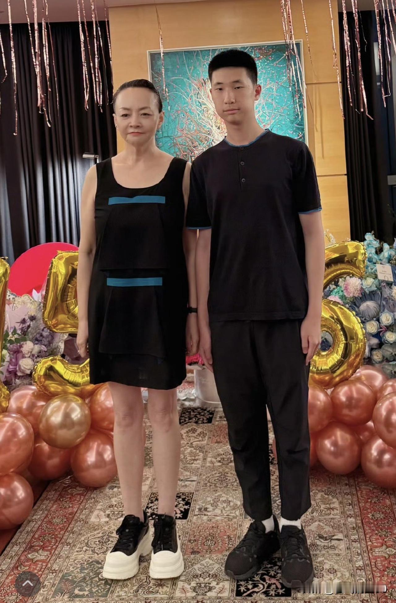 宋丹丹和干儿子林大俊，是同月同日生，每年8月25日，都会一起过生日，一直持续了十