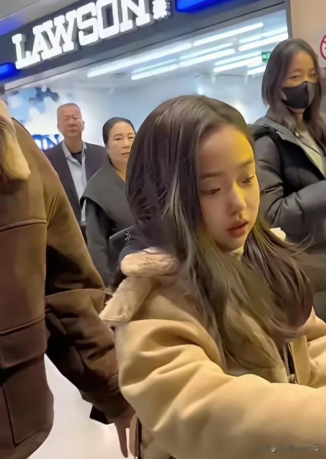 董璇女儿小酒窝一定会是明日之星小酒窝是真的人见人爱，她会唱会跳。说话，镜