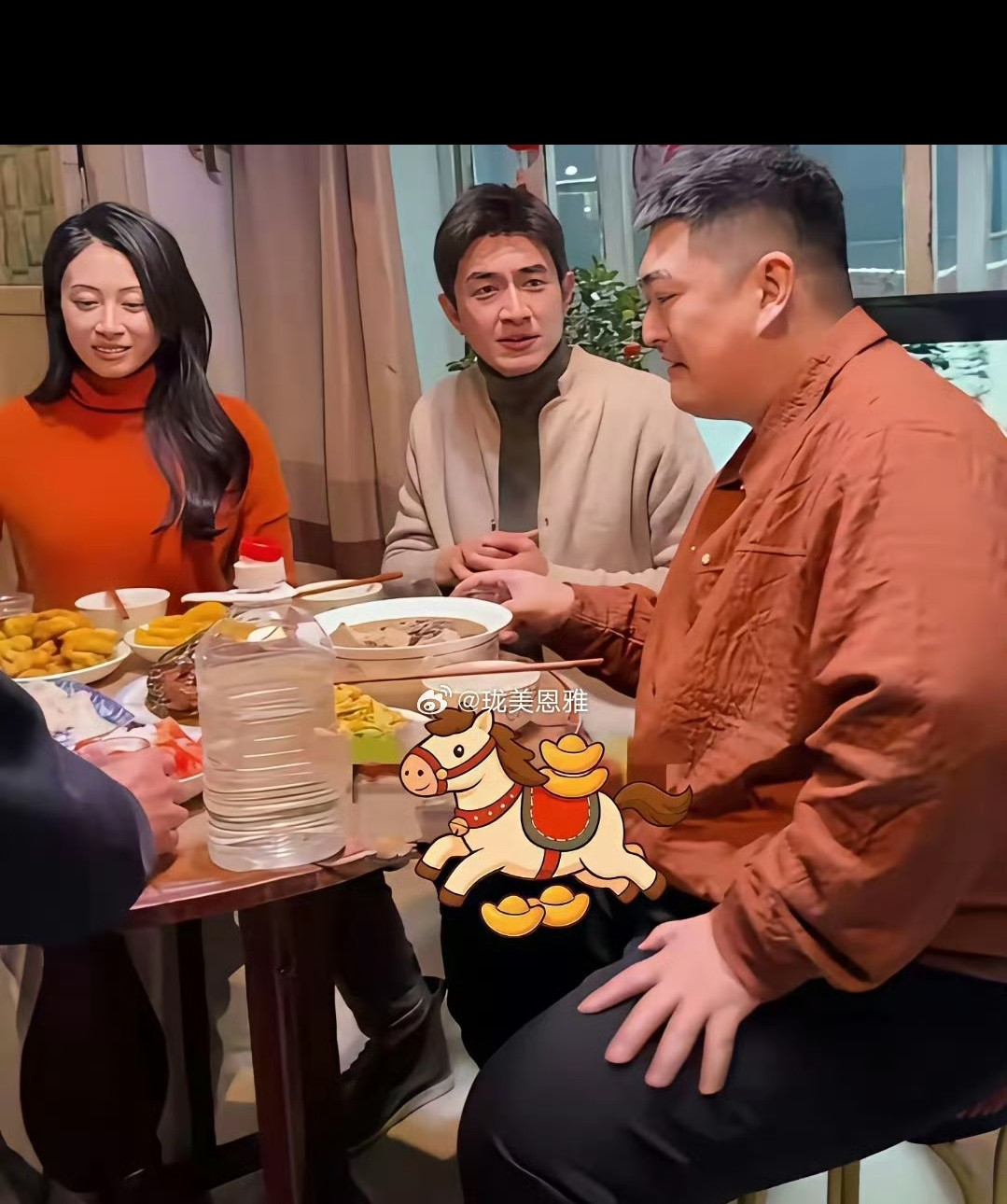 赵公子请林更新吃饭，散酒凉拌拌西红柿都上桌了，这也太接地气了吧[捂脸哭]