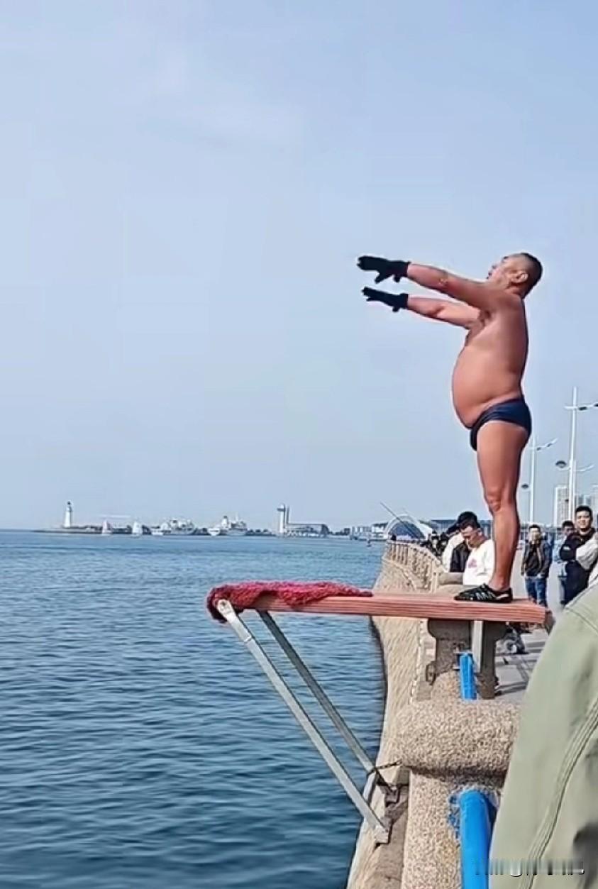 青岛又一景，跳水的大爷！青岛海边，又一大特色景观，一大爷站在特制的跳板上，做