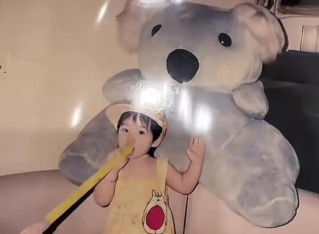 马筱梅近日在社交平台上晒出了一组珍贵的童年照片，小小年纪的她模样清秀，五官精致，