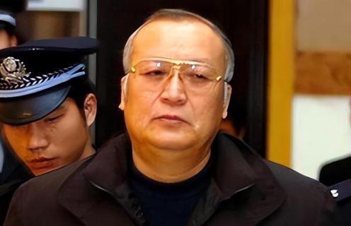 潜逃海外的腐败分子被成功遣返回国内，消息传出总能收获大众一致叫好，民众乐见法网不