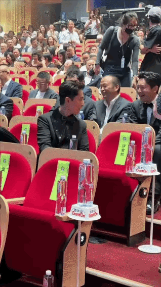 果然演过夫妻的，情分就是不一样！胡歌看到闫妮，瞬间表情就变了。白玉兰颁奖礼开始前