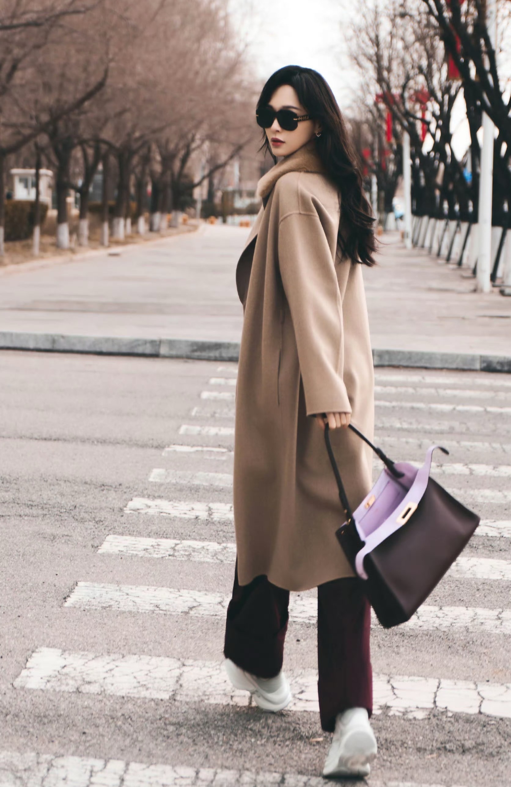 Fendi品牌代言人唐嫣｜米兰时装周唐嫣米兰时装周出发造型：身穿驼色大衣，内搭