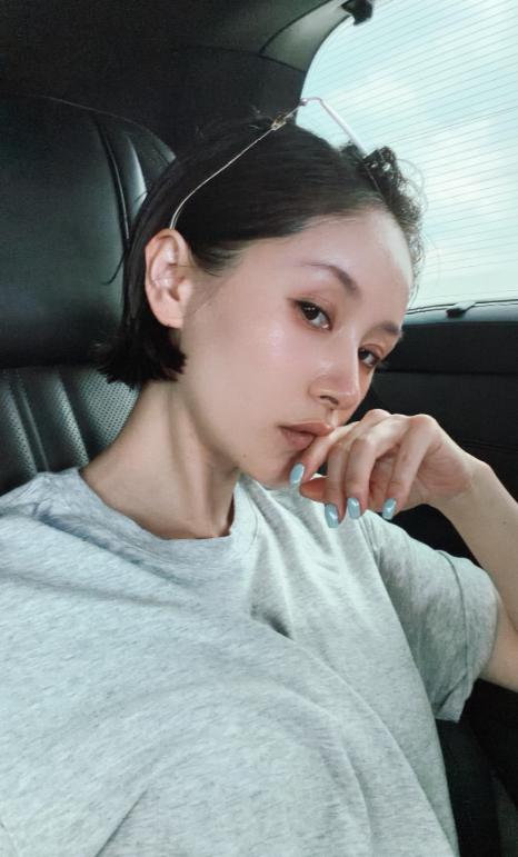 王子文又剪短发了，照片一发，评论区炸了。王子文生在一个有艺术底子的家庭，爷爷