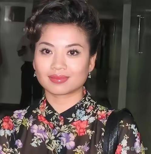 58岁的张也至今没结婚，却要同时照料两位至亲：一位是亲生母亲马素英，另一位是亦师