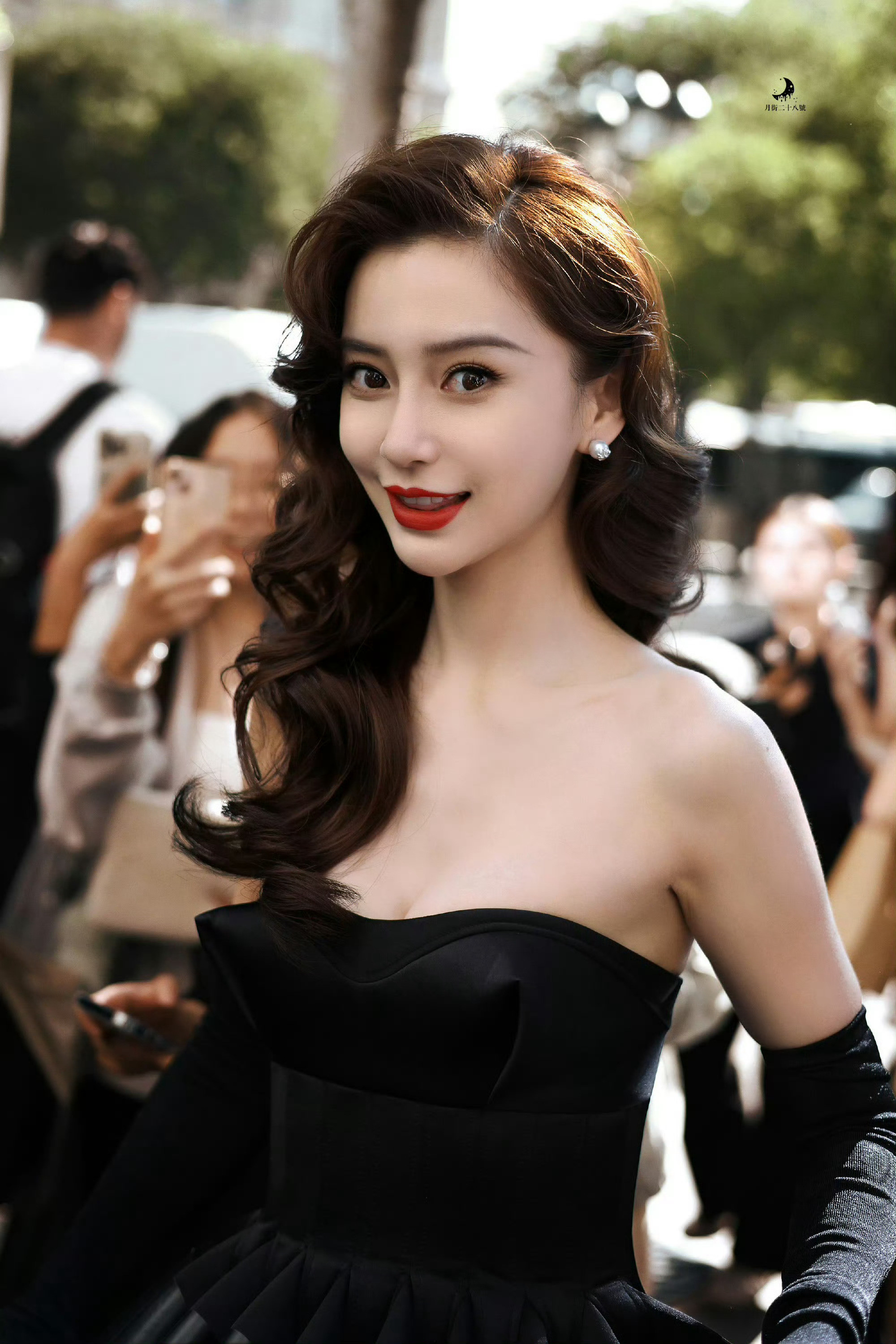 Angelababy港风还得港女来baby烈焰红唇大波浪港风味十足🤩[