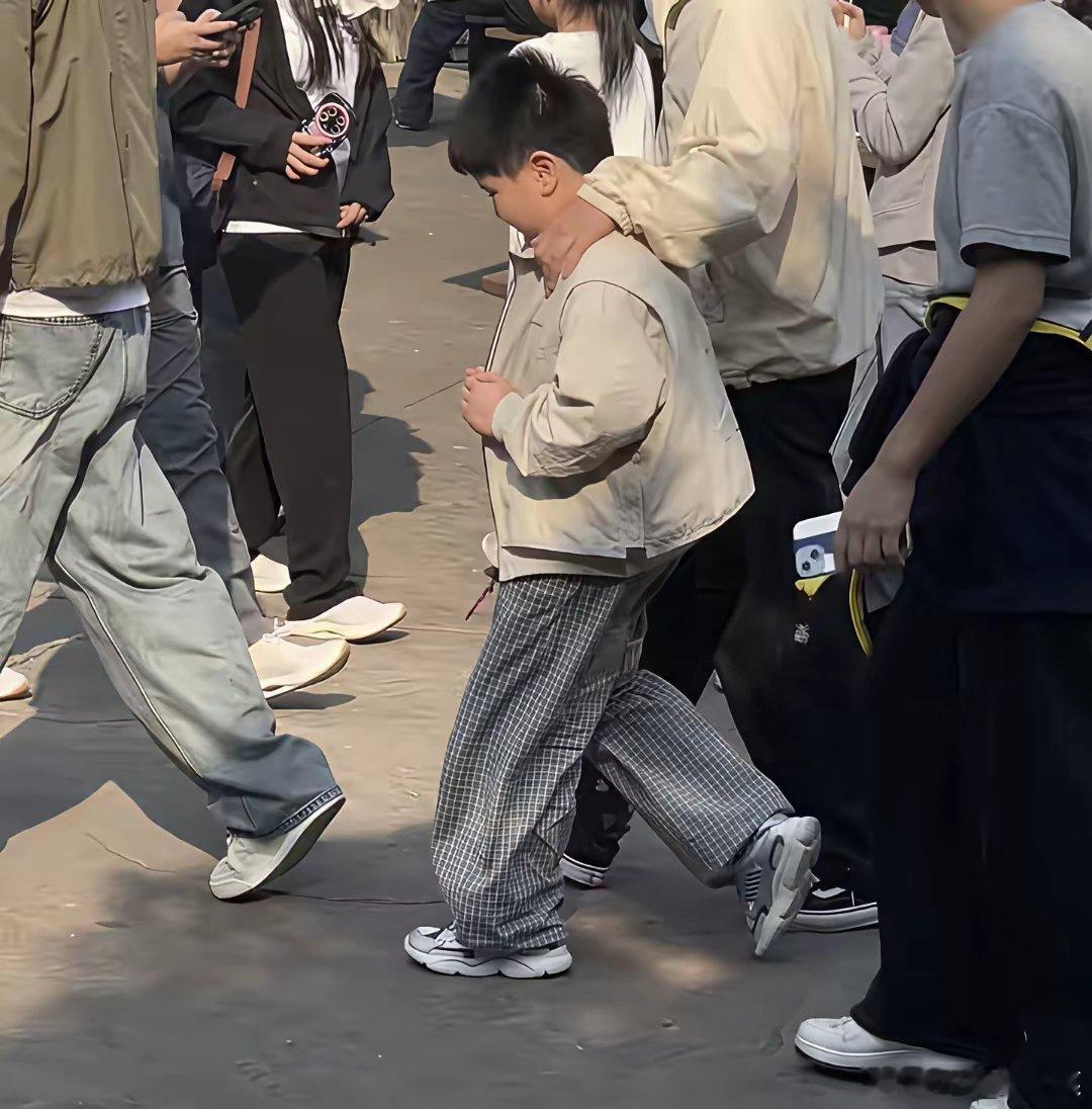 47岁沈腾和8岁儿子现身北京欢乐谷游玩，父子俩穿衣打扮低调，一起坐过山车，玩得非