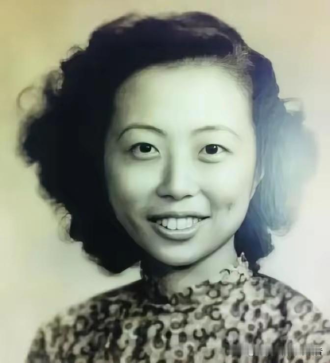 1945年，戴笠带人突袭搜查沈安娜的办公工位，手指已经碰到抽屉内部存放的机密速记