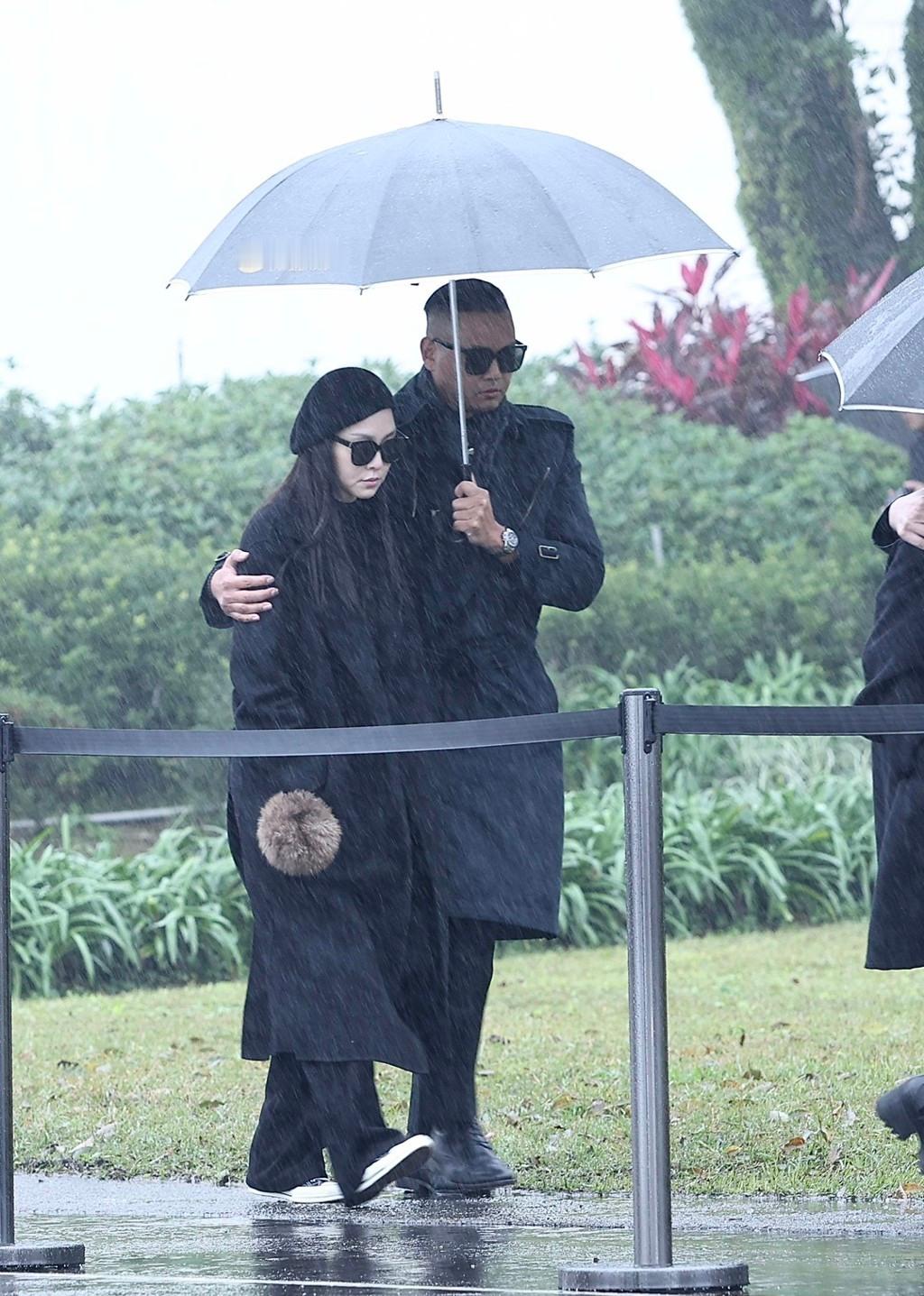 【大S纪念雕像揭幕】周渝民言承旭都去看大S了2月2日，大S逝世一周年之际，大S