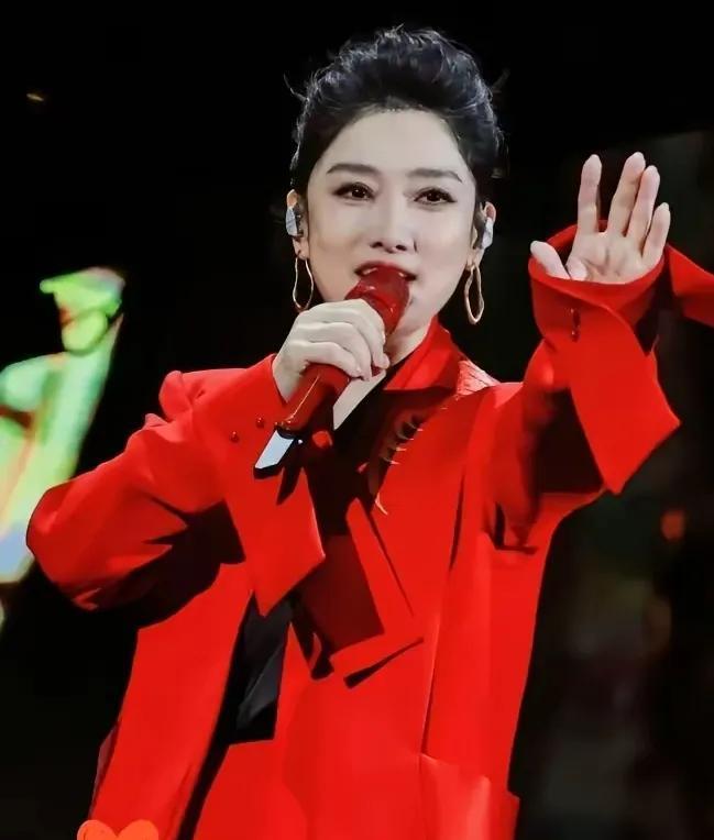 之前，他俩挺不错的，歌唱得多好，可最近议声不断。尤其，男搭档，唱了那么多年，只喜