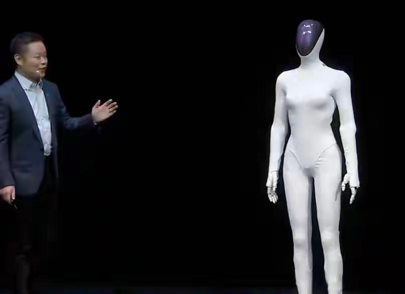 很多博主分析，机器人是假的，就是一个人穿着皮套出来走两圈，对此，我有一个问题想问