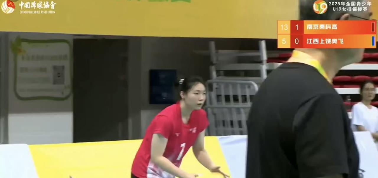 劳模张籽萱已经回江苏参加全国女排u19锦标赛了！这刚从国家队回来，就马不停蹄地打