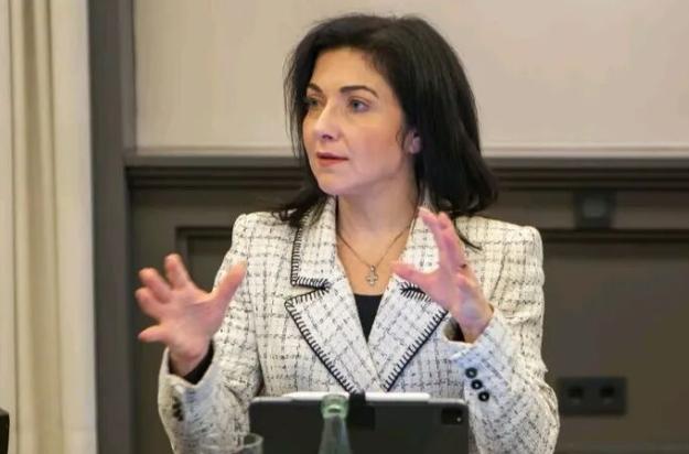 最近在柏林的一场贸易会议上，德国经济部长凯瑟琳娜·赖歇发出灵魂拷问：“德国企业不