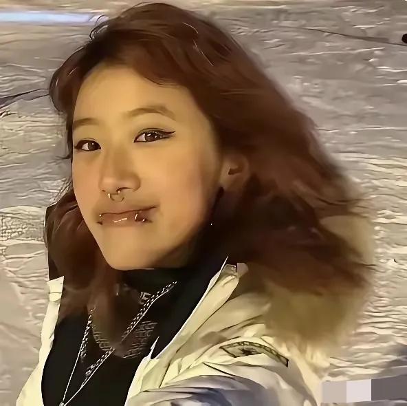 实在理解不了这些富二代的审美。贾静雯的大女儿梧桐妹本身就长相一般，还要钉着两个