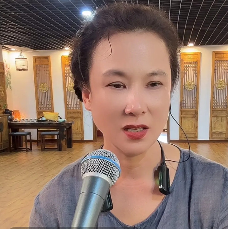 8月13日，二人转演员王小华出现在直播间，有网友说：你还年轻，再找一个吧！王小华