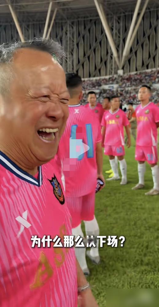 73岁曾志伟，惠州踢球，开场1分钟轰然跪地！谭咏麟吓得脸色一变，苗侨伟箭步就