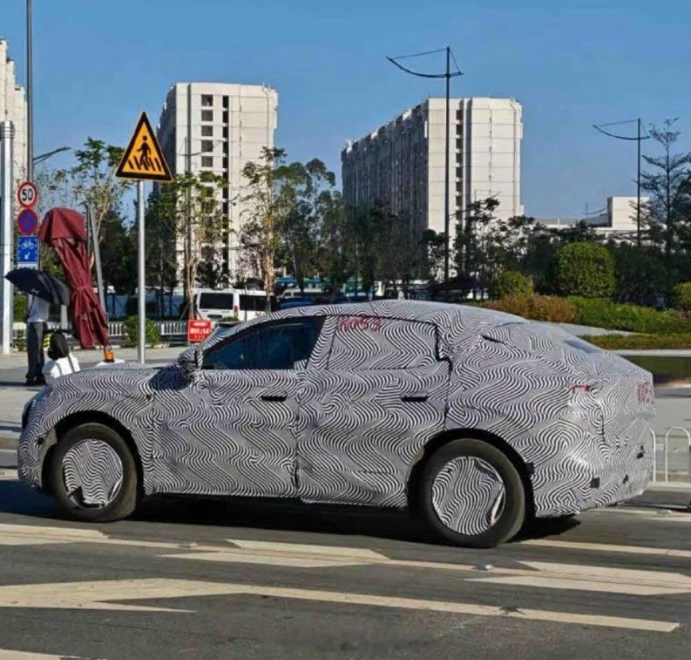 小鹏MONASUV要来了？最近，几张小鹏MONASUV的谍照图流出，新车尺寸